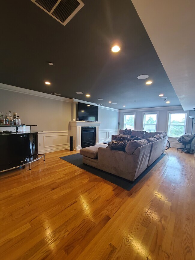 Photo - 202 W Broadway Unit 4