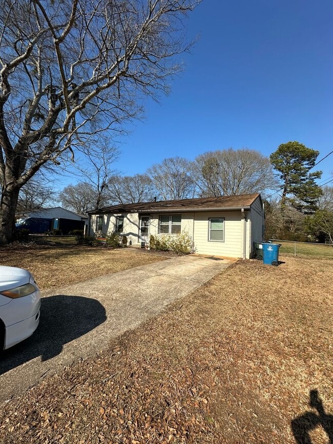 Building Photo - 4 Bedroom house on the East-side, Move-in August 10th 2026