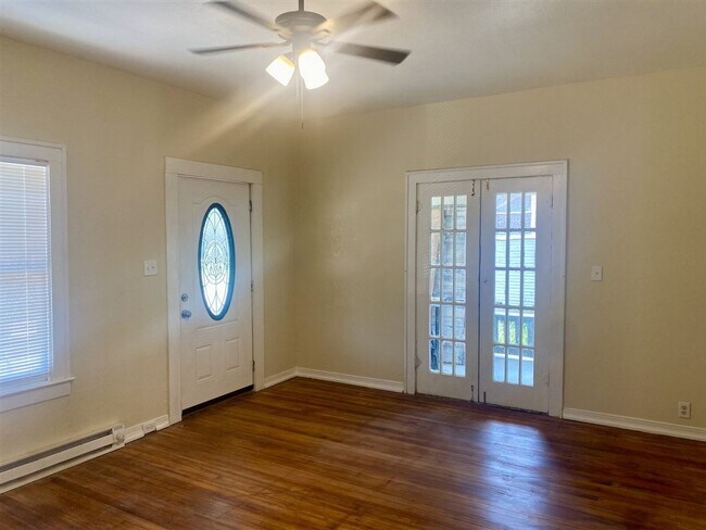 Photo - Restored 3 br 2 ba Craftsman style Home fo...