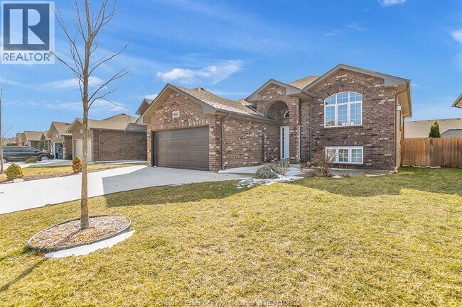 Photo - 1055 Thunderbay Ave