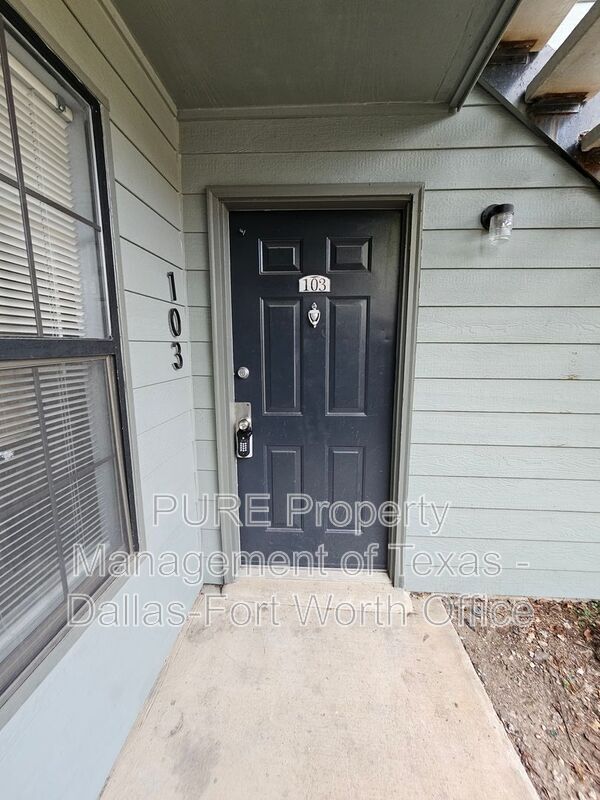 Photo - 806 Castleglen Dr