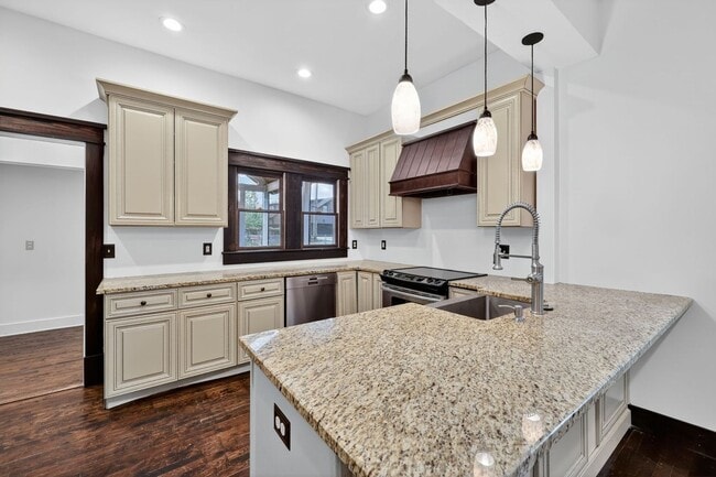 Photo - 937 Mansfield St