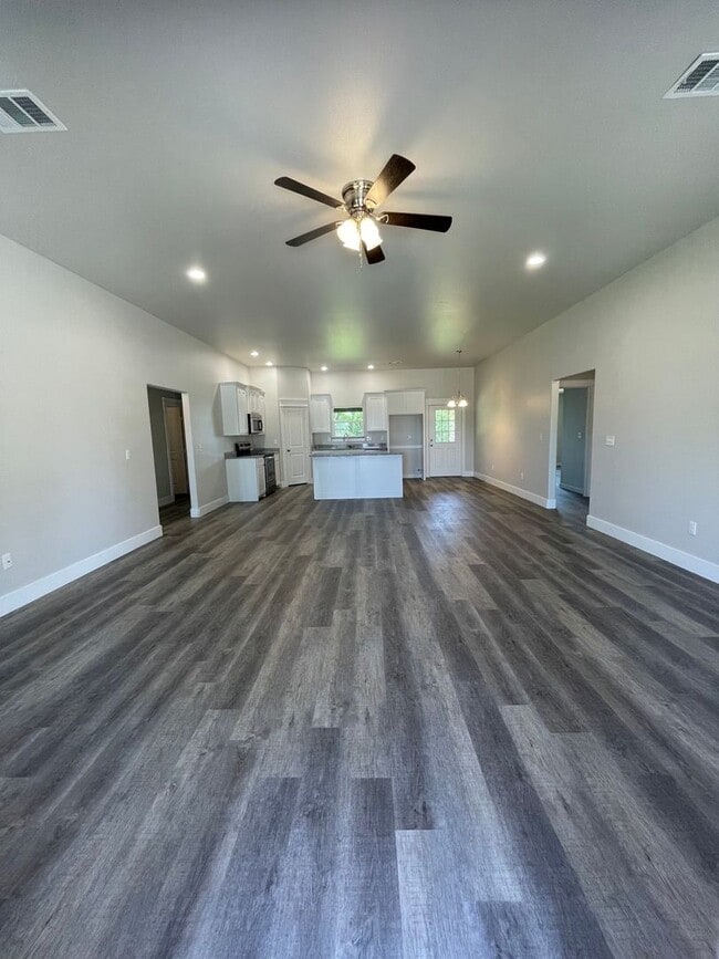 Photo - Spacious 4/2 Located for Convenience