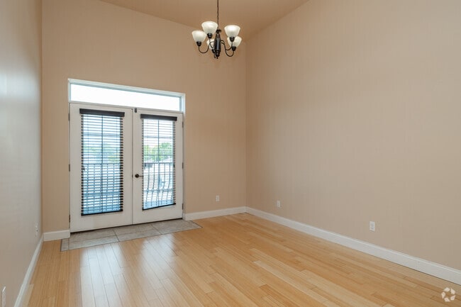 2BR, 1BA - 805SF Diseño 2 - The Quarters