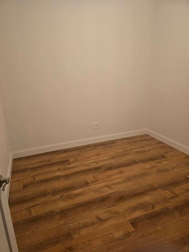 Photo - 5-E10 5th St