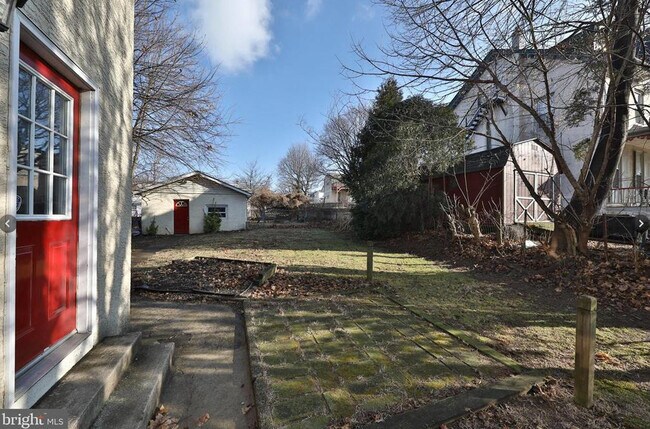 patio lateral - 118 W 7th Ave