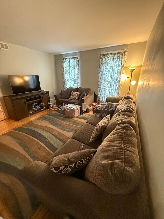 Photo - 111 Des Plaines Ave Unit B