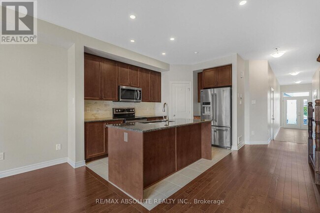 Photo - 741 Namur St