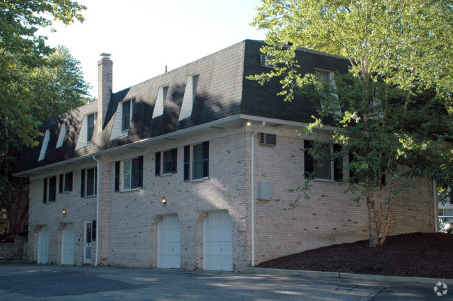 Building Photo - Village on the Green Rental