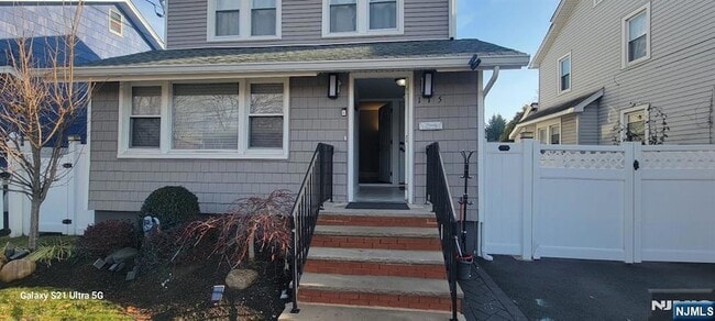 Building Photo - 115 River Rd