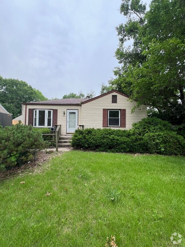 Building Photo - 2 Bedroom 1 Bathroom 1200.00 Rental