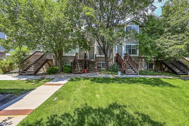 Photo - $1,950- 2 Bed, 2 Bath Townhouse in Denver with Washer and Dryer! Unit #G105