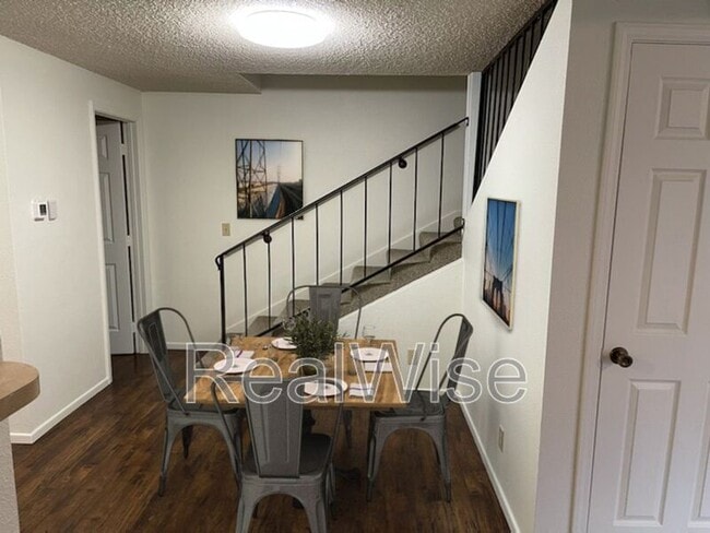 Building Photo - 4276 Meadowbrook Ct NE