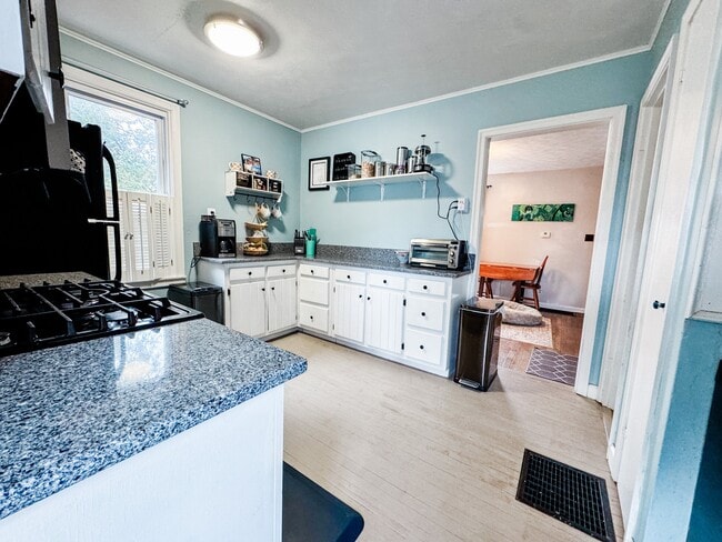 Photo - 308 Kenmore St