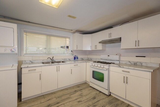 Building Photo - 2579 Sugarpine St