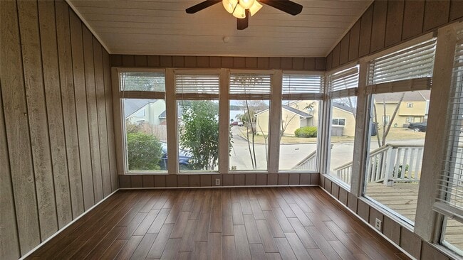 Photo - 33 April Point Dr N