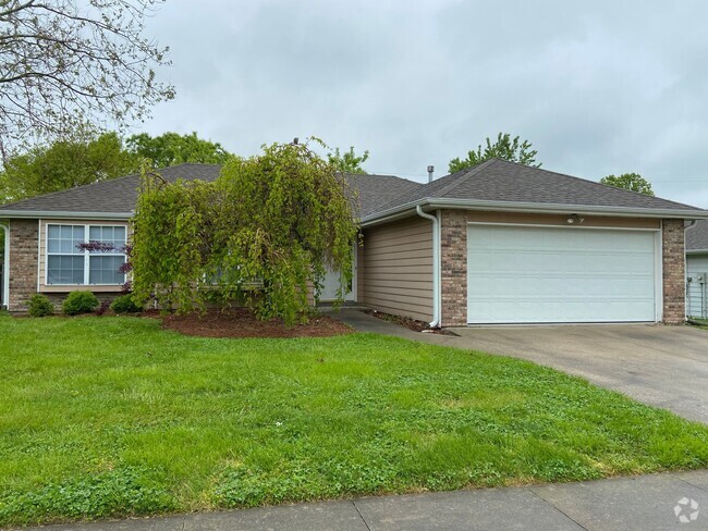 Building Photo - Adorable Single Family Home w/ Fenced Yard...