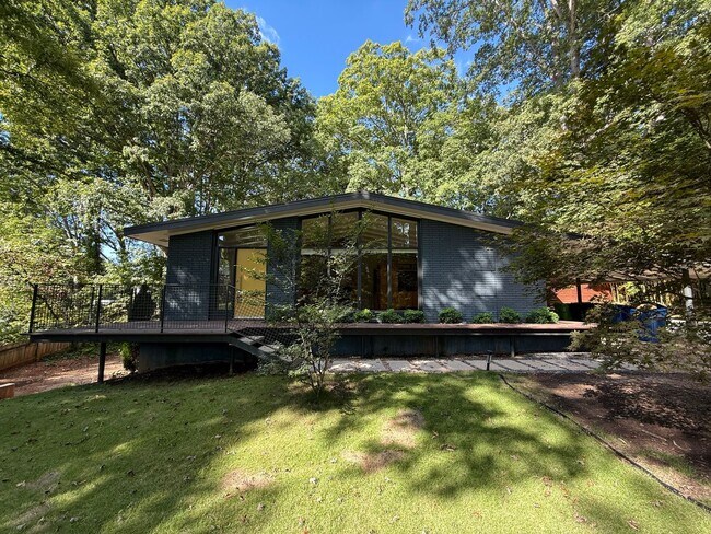 Building Photo - Luxurious 4BD, 3BA Raleigh Home with Fence...