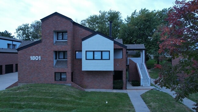 Building Photo - Luxurious 2-Bedroom Apartments with Modern... Unit 4