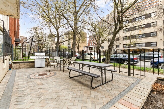Building Photo - 6012 N Kenmore Ave Rental