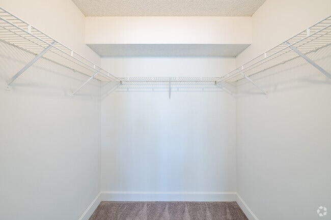 2BR, 1BA - 800SF - Varadero - Primary Walk-In Closet
