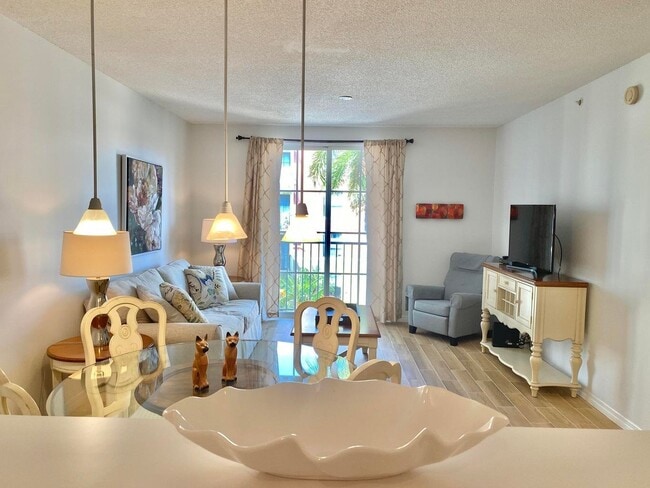 Photo - 720 S Sapodilla Ave