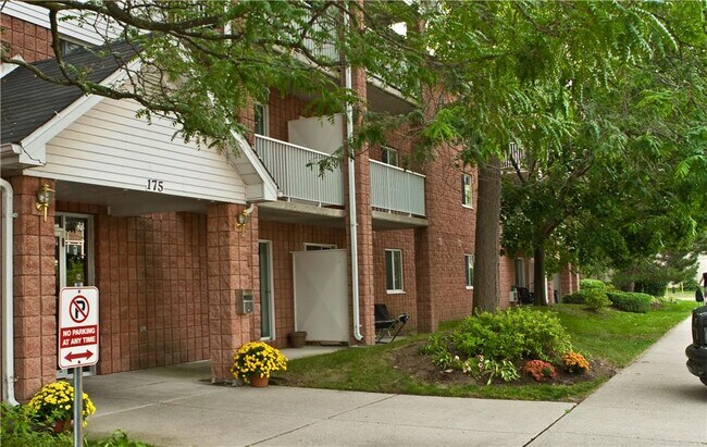 Photo - 175 Wellington St S