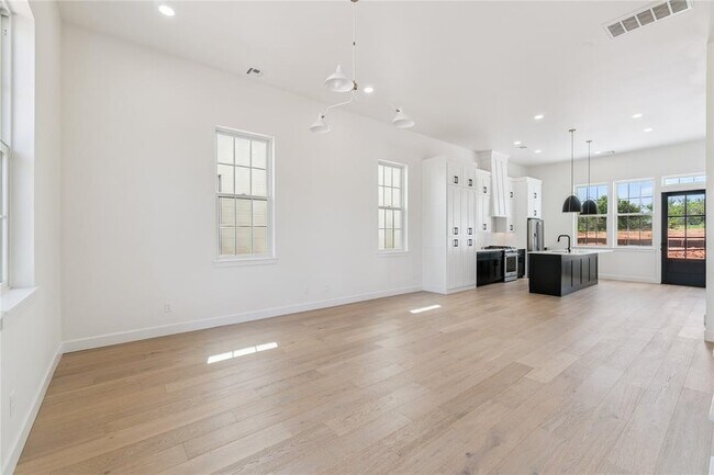 Photo - 18814 Selah Wy