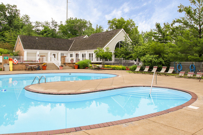 Amplio espacio de sol y diversión junto a la piscina - Royal Oaks Apartments