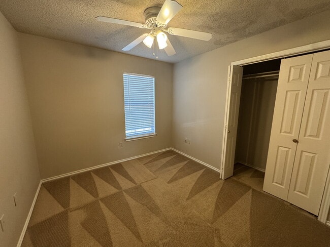 Photo - Quad Located In The Heart of Shopping, Dining & Leisure! Easy Access to West Loop!