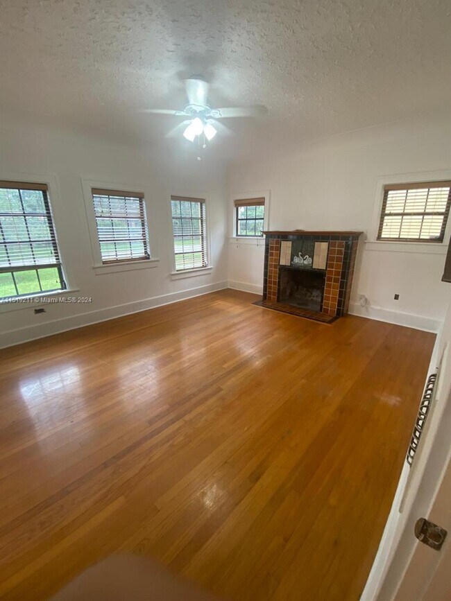 Photo - 8900 NE 1st Ave