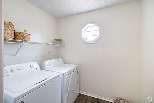 Pelican 2BR, 2BA - 962SF - Laundry