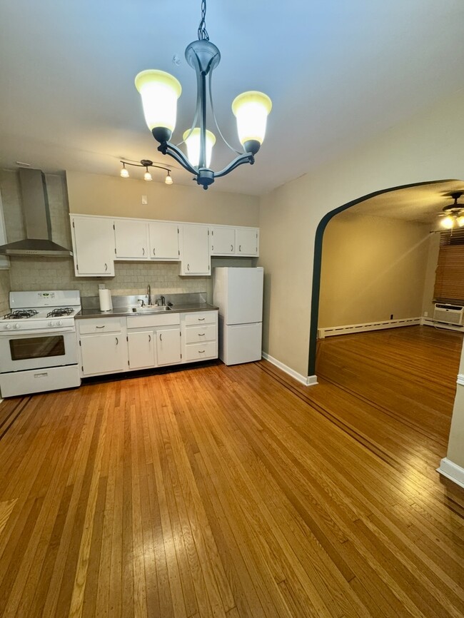 Living Room & kitchen - 1240 Pratt St Unit 1