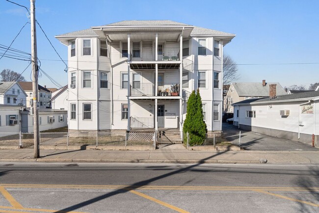 Building Photo - 508 Lonsdale Ave Unit 3R