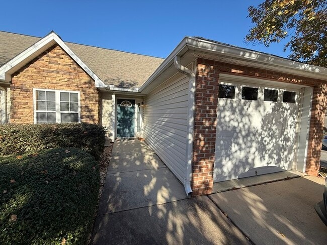 Building Photo - Beautiful 2 Bed 2 Bath Villa with 1 Car Ga... Unit 103