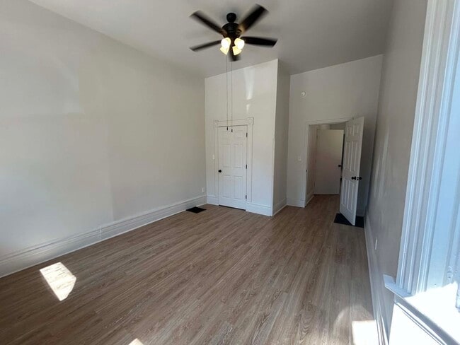 Dormitorio: ¡mucha luz natural! - 1408 Russell St Unidad 1