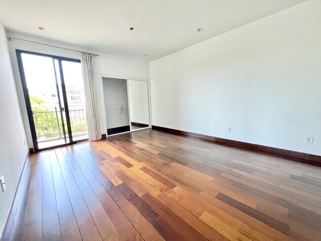 Photo - 8813 Burton Way Unidad 308