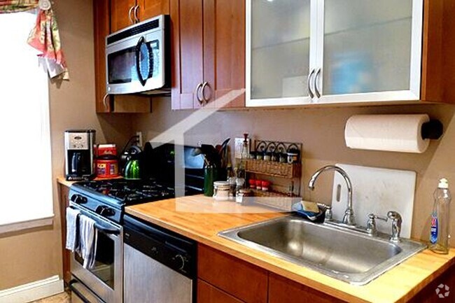 Building Photo - Nicely renovated 3 bed 1 bath unit on the ... Rental