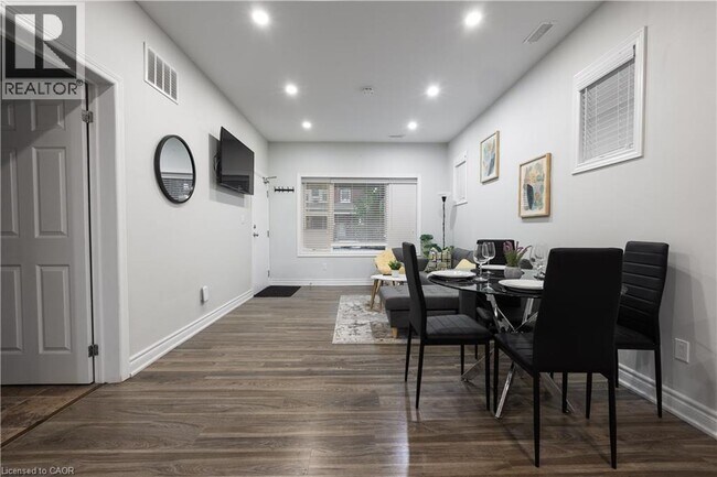 Photo - 106 Spadina Ave