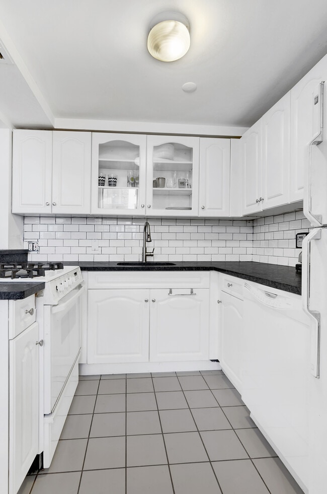 Kitchen w/ old appliances - 312 E 22nd St Unit 3B