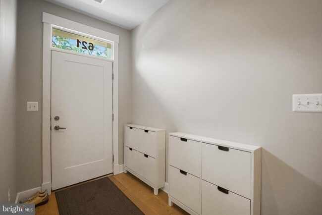 Photo - 621 Parkside Pl NE