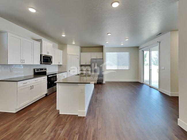 886 N Rivermist Pl