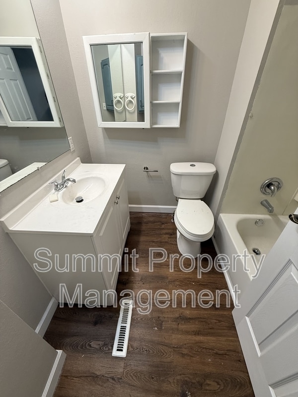 Photo - 1526 W 10th St