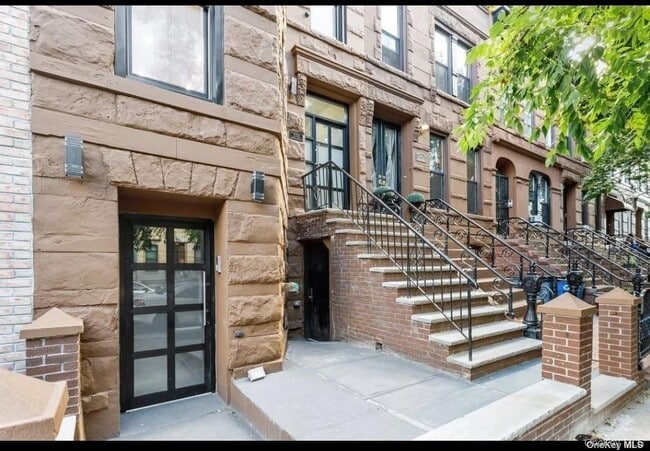 Building Photo - 370 Marion St Unit 2