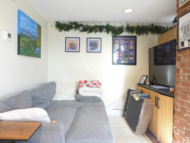 Photo - 832 Parker St