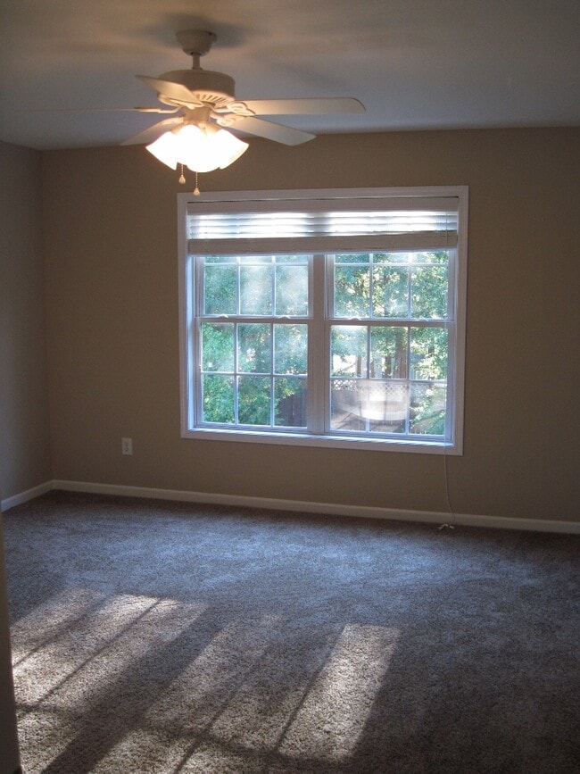 Master bedroom - 121B Heatherbrook Ct