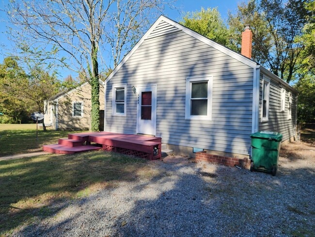 Building Photo - Charming 2 Bedroom with Large Backyard in ...