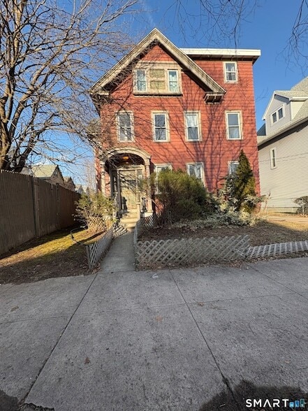 Building Photo - 733 Elm St Unit 2