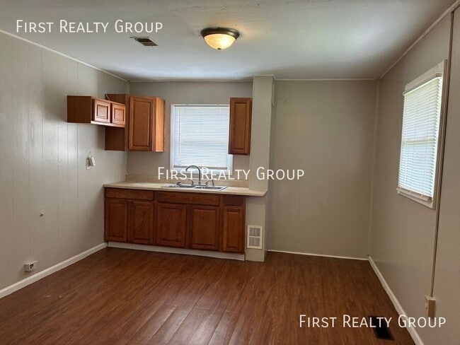 Photo - 1498 Elaine St