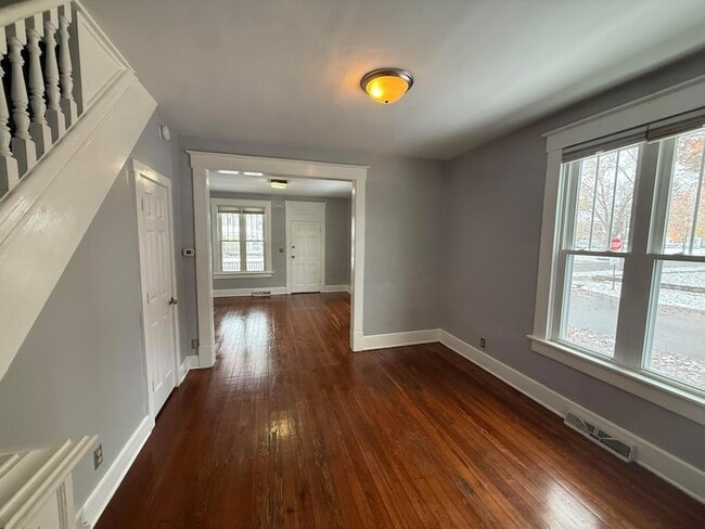 Building Photo - 601 E 5th Ave